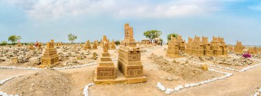 CHAUKHANDI, PAKISTAN - 21 Şubat 2025 Chaukhandi mezarlarında panoramik manzara. Chaukhandi mezarları Karaçi 'nin 29 km doğusunda bir erken İslam mezarlığı oluşturuyor..