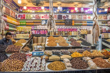 KARACHI, PAKISTAN - ŞUBAT 22. 2025 - Karaçi sokaklarındaki belediye binasındaki pazara bakın. Karachi Pakistan 'ın Sindh eyaletinin başkentidir ve Pakistan' ın en büyük şehridir.. 