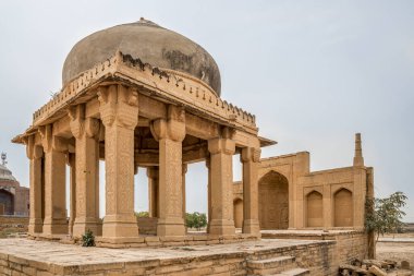 Pakistan yakınlarındaki Makli Necropole 'a bakın.