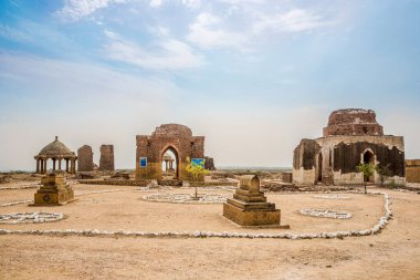 Pakistan yakınlarındaki Makli Necropole 'a bakın.