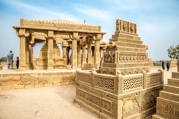 CHAUKHANDI, PAKISTAN - 21 Şubat 2025 - Chaukhandi mezarlarına bakın. Chaukhandi mezarları Karaçi 'nin 29 km doğusunda bir erken İslam mezarlığı oluşturuyor..