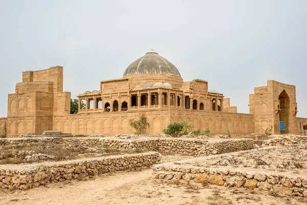 Pakistan yakınlarındaki Makli Necropole 'a bakın.
