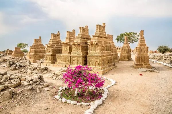 Karaçi, Pakistan yakınlarındaki Chaukhandi mezarlarına bakın.