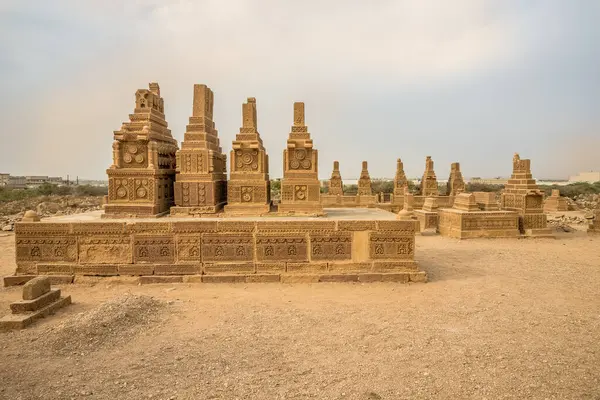 Karaçi, Pakistan yakınlarındaki Chaukhandi mezarlarına bakın.