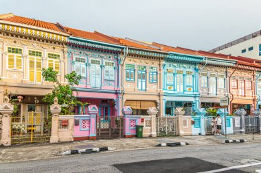 SINGAPORE - 3 Mayıs 2023 - Singapur sokaklarındaki Peranakan Evleri 'ne bakın. Singapur, Güneydoğu Asya 'da bağımsız bir ada ve şehir devletidir..