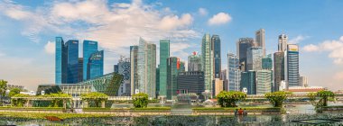 SINGAPORE - Mayıs 3,2023 - Singapur şehir merkezinde panoramik manzara. Singapur, Güneydoğu Asya 'da bağımsız bir ada ve şehir devletidir..