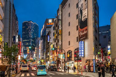 TOKYO, JAPONYAN - 6 Mayıs 2025 - Tokyo sokaklarında akşam manzarası. Tokyo Japonya 'nın başkentidir..