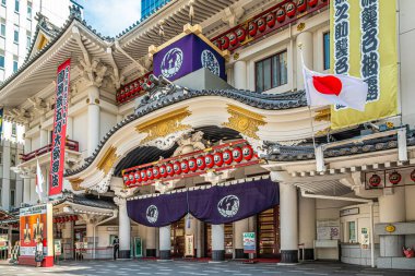 TOKYO, JAPONYA - 6 Mayıs 2025 - Tokyo sokaklarındaki Kabukiza sanat galerisine bakın. Tokyo Japonya 'nın başkentidir..