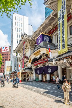 TOKYO, JAPONYA - 6 Mayıs 2025 - Tokyo sokaklarındaki Kabukiza sanat galerisine bakın. Tokyo Japonya 'nın başkentidir..