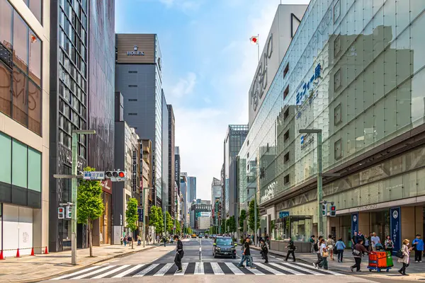 TOKYO, JAPONYAN - 6 Mayıs 2025 - Tokyo 'daki Ginza' ya bakın. Tokyo Japonya 'nın başkentidir..