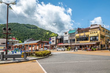 NIKO, JAPONYA - 7 Mayıs 2025 - Nikko sokaklarında. Nikko, Japon ve yabancı turistler için popüler bir yerdir..