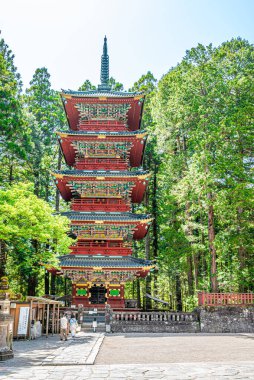 NIKO, JAPONYA - 7 Mayıs 2025 - Nikko Tapınağı sokaklarındaki Goju-no-to Pagoda 'ya bakın. Nikko, Japon ve yabancı turistler için popüler bir yerdir..