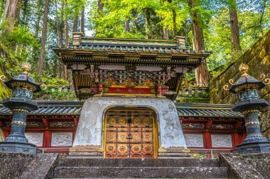 Japonya, Nikko 'daki Taiyuin Hoto mezarına bakın.