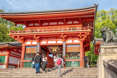KYOTO, JAPONYA - 8 Mayıs 2025 - Kyoto sokaklarındaki Şinto Tapınağı Yasaka-Jinja-Nishiromon 'a bakın. Kyoto, Japonya 'nın kültürel başkenti olarak kabul edilir ve önemli bir turizm merkezidir..
