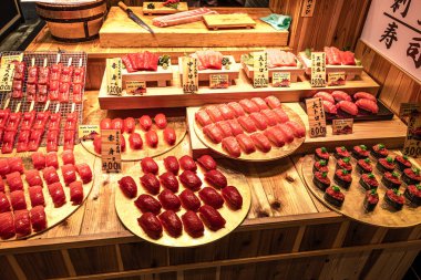 KYOTO, JAPONYA - 9 Mayıs 2025 - Kyoto 'daki gıda pazarı ile Nishikikoji-Dori caddesine bakın. Kyoto, Japonya 'nın kültürel başkenti olarak kabul edilir ve önemli bir turizm merkezidir..