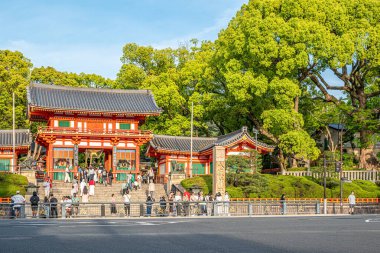 KYOTO, JAPONYA - 8 Mayıs 2025 - Kyoto sokaklarındaki Şinto Tapınağı Yasaka-Jinja-Nishiromon 'a bakın. Kyoto, Japonya 'nın kültürel başkenti olarak kabul edilir ve önemli bir turizm merkezidir..