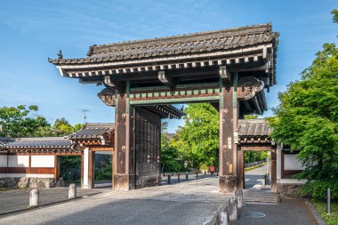 Kyoto - Japonya sokaklarındaki Chion-in Shimmon kapısına bakın.