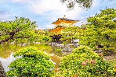 Japonya 'nın Kyoto sokaklarındaki Kinkaku-ji Budist Tapınağı' na bakın.