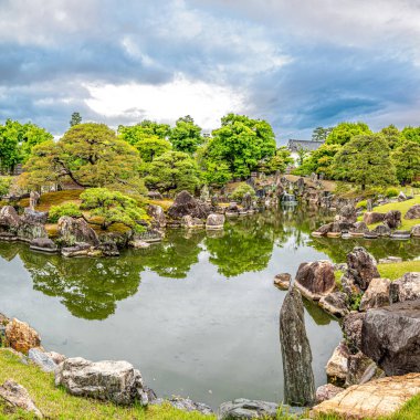 Japonya 'da Kyoto sokaklarındaki Ninomaru bahçesine bak.