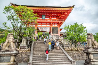 KYOTO, JAPONYA - 10 Mayıs 2025 Kyoto 'daki Kiyomizu-dera Tapınağı' nın Ninomon kapısına bakın. Kyoto, Japonya 'nın kültürel başkenti olarak kabul edilir ve önemli bir turizm merkezidir..