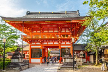 KYOTO, JAPONYA - 10 Mayıs 2025 Kyoto sokaklarındaki Shinto Tapınağı Yasaka 'ya bakın. Kyoto, Japonya 'nın kültürel başkenti olarak kabul edilir ve önemli bir turizm merkezidir..