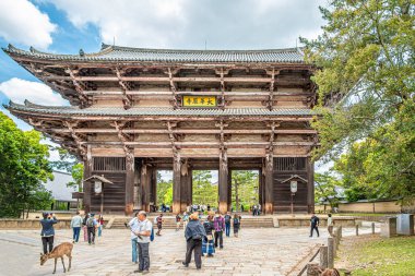 NARA, JAPONYA - 11 Mayıs 2025 - Nara Parkı 'na giden Todai-ji-Namdaimon kapısına bakın. Nara, Japonya 'nın Nara ilinin başkentidir..