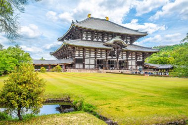 Nara, Japonya - 11 Mayıs 2025 - Nara Park 'taki Todai-ji Tapınağı' na bakın. Nara, Japonya 'nın Nara ilinin başkentidir..
