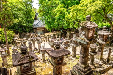 Japonya 'daki Nara Park yakınlarındaki Shinto Tapınağı' na bak.