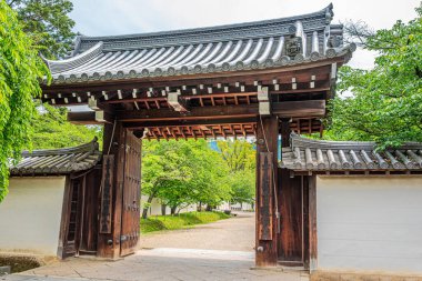 Japonya 'nın Kyoto kentindeki Daigo-ji Tapınağı' nın Somon Kapısı 'na bakın.