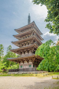 Japonya 'nın Kyoto kentindeki Daigo-ji Tapınağı' ndaki Gojunoto (Beş Katlı) Pagoda 'ya bakın.