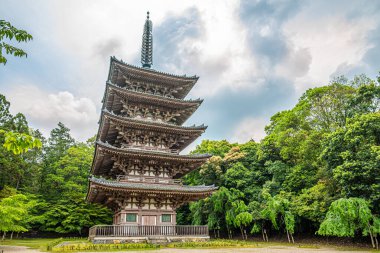 Japonya 'nın Kyoto kentindeki Daigo-ji Tapınağı' ndaki Gojunoto (Beş Katlı) Pagoda 'ya bakın.