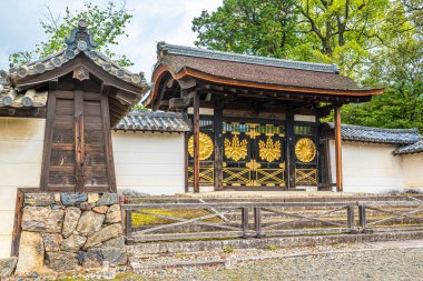 Japonya 'nın Kyoto kentindeki Daigo-ji Tapınağı' nın Sanbo-in Kapısı 'na bakın.
