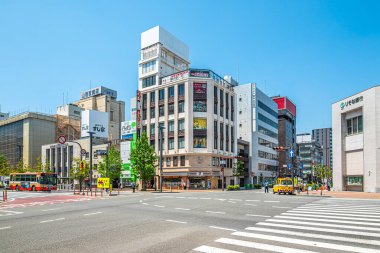 HIMEJI, JAPONYA - 13 MAYIS 2025 Himeji kasabasının sokaklarında. Himeji, Japonya 'nın Kansai bölgesinde Hyogo iline bağlı bir şehirdir.. 