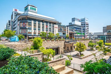 HIMEJI, JAPONYA - 13 MAYIS 2025 Himeji kasabasının sokaklarında. Himeji, Japonya 'nın Kansai bölgesinde Hyogo iline bağlı bir şehirdir.. 