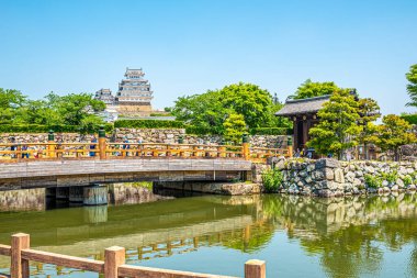 HIMEJI, JAPONYA - 13 Mayıs 2025 - Sakuramon-bashi köprüsünün üzerindeki Himeji Kalesi 'ne bakın. Himeji Kalesi Himeji kasabasında yer alan bir Japon tepe kalesidir..