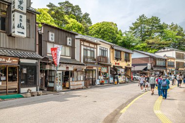 ITSUKUSHIMA, JAPONYA - 15 Mayıs 2025 - Itsukushima sokaklarında. Itsukushima, Japonya 'nın iç kesiminde, Hiroşima Körfezi' nin kuzeybatısında yer alan bir adadır..