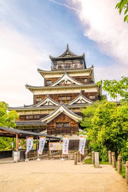 Japonya 'nın Hiroşima caddelerindeki Hiroşima Kalesi' ne bakın.