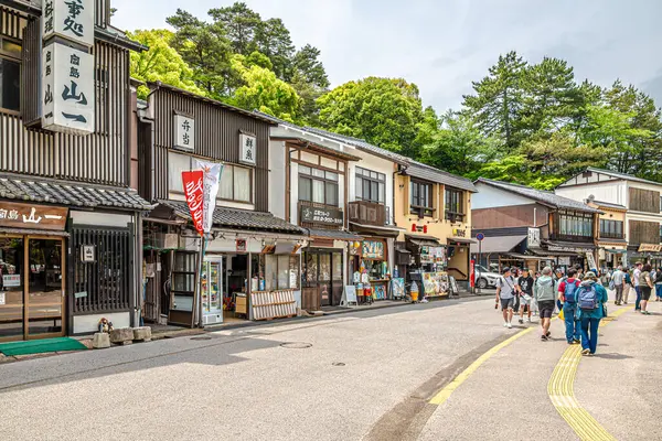 ITSUKUSHIMA, JAPONYA - 15 Mayıs 2025 - Itsukushima sokaklarında. Itsukushima, Japonya 'nın iç kesiminde, Hiroşima Körfezi' nin kuzeybatısında yer alan bir adadır..