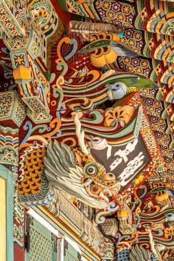 Güney Kore 'de Busan yakınlarındaki Beomeosa Tapınağı Kompleksi' ndeki binaların dekorasyonuna bakın.