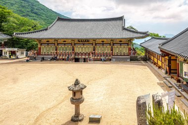 BUSAN, S.KOREA - 17 Mayıs 2025 Busan yakınlarındaki Beomeosa Tapınağı 'nda. Beomeosa, Güney Kore 'deki Jogye Budizm Tarikatı' nın baş tapınaklarından biridir.