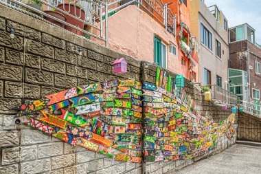 GAMCHEON, S.KOREA - 17 Mayıs 2025 - Busan City yakınlarındaki Gamcheon Village sokaklarında. Gamcheon Kültür Köyü, Güney Kore 'nin Saha Bölgesi' nde yer alan Gamcheon-dong kasabasıdır..