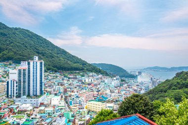 GAMCHEON, S.KOREA - 17 Mayıs 2025 - Busan City yakınlarındaki Gamcheon Köyü 'nden körfeze bakın. Gamcheon Kültür Köyü, Güney Kore 'nin Saha Bölgesi' nde yer alan Gamcheon-dong kasabasıdır..