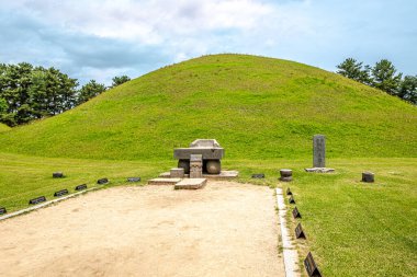 Güney Kore 'nin Gyeongju sokaklarındaki Şilla Hanedanlığı' nın Hills Mezarları 'nda panoramik manzara