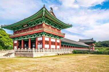 Gyeongju 'nun sokaklarındaki Woljeonggyo köprüsüne bakın.