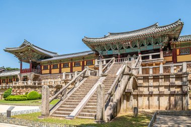Güney Kore 'de Gyeongju yakınlarındaki Bulguksa Budist Tapınağı' nın kapısına bakın. 