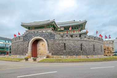 SUWON, S.KOREA - 22 Mayıs 2025 - Suwon sokaklarındaki Paldalmun Kapısı 'na bakın. Suwon Güney Kore 'nin en büyük şehri ve başkentidir..