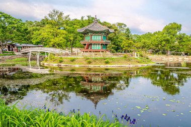 SEOUL, S.KOREA - 21 Mayıs 2025 - Seul sokaklarında köprüsü olan Hyangwonjeong Pavilon 'a bakın. Seul, Güney Kore 'nin başkenti ve en büyük şehridir..