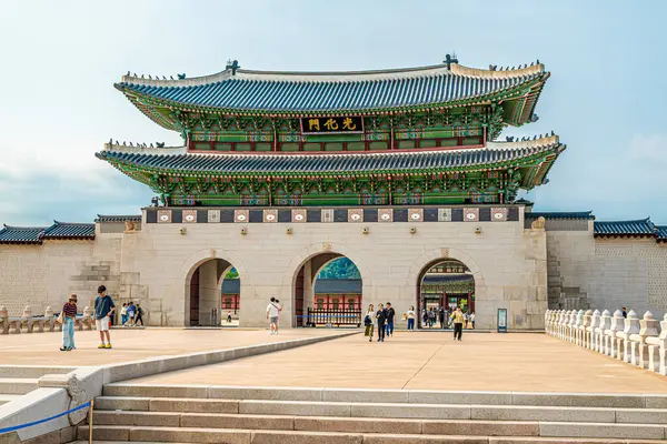 SEOUL, S.KOREA - 21 Mayıs 2025 - Seul sokaklarındaki Gwanghwamun Kompleksi 'nin girişine bakın. Seul, Güney Kore 'nin başkenti ve en büyük şehridir..