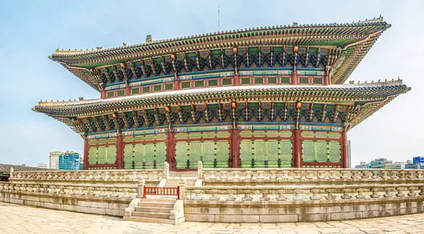 SEOUL, S.KOREA - 21 Mayıs 2025 - Seul sokaklarındaki Geunjeongmun Sarayı 'na bakın. Seul, Güney Kore 'nin başkenti ve en büyük şehridir..