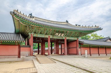 Güney Kore Seul sokaklarında Changdokkung Sarayı 'nın kapısına bakın.